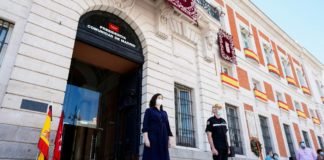 Madrid homenajea a las Fuerzas Armadas en el minuto de silencio por el COVID19