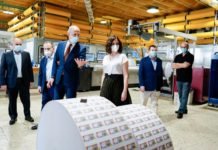 Díaz Ayuso visita el Centro Logístico de la ONCE, que reanuda la impresión de sus cupones