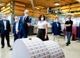 Díaz Ayuso visita el Centro Logístico de la ONCE, que reanuda la impresión de sus cupones