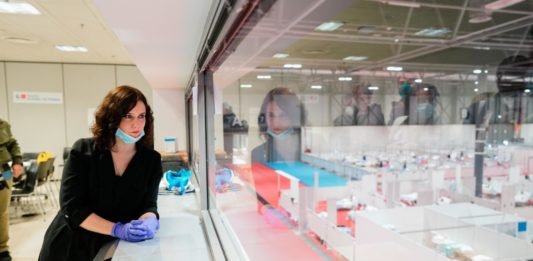 Díaz Ayuso pone al frente del Plan COVID-19 al director del Hospital de la Comunidad de Madrid en IFEMA