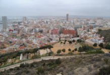 La policía disuelve en Alicante dos botellones en el casco histórico y denuncia a treinta personas en un sólo día