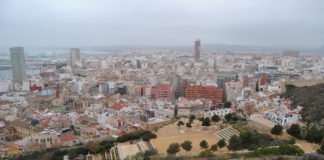 La policía disuelve en Alicante dos botellones en el casco histórico y denuncia a treinta personas en un sólo día