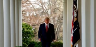 Donald Trump entra en campaña «decapitando» al estilo Star Wars a la cadena de televisión CNN