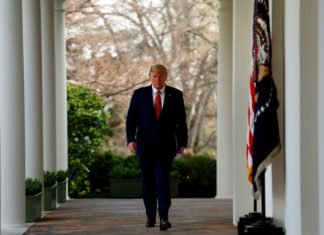 Donald Trump entra en campaña «decapitando» al estilo Star Wars a la cadena de televisión CNN