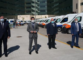 El presidente andaluz ha presentado 21 nuevas ambulancias que servirán para mejorar el servicio sanitario de la provincia de Granada