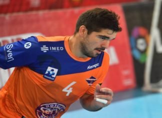 Simonet repite por segundo año en el 7 ideal de la Liga Asobal gracias a su destacada trayectoria en el Balonmano Benidorm