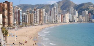 La Bandera Azul ondeará en las tres principales playas de Benidorm este verano