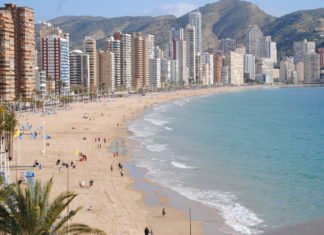 La Bandera Azul ondeará en las tres principales playas de Benidorm este verano