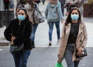 La falta de protección en las reuniones familiares y de amigos disparan los positivos en los rebrotes