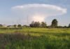 Una nube gigante en forma de hongo llena el cielo de Ucrania cerca de Chernobyl