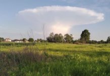Una nube gigante en forma de hongo llena el cielo de Ucrania cerca de Chernobyl
