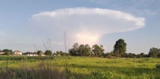 Una nube gigante en forma de hongo llena el cielo de Ucrania cerca de Chernobyl