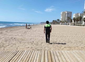 La Policía Local de Alicante garantiza la seguridad e información en todas las playas de la ciudad
