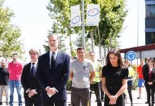 Los Reyes de España visitan un centro de logística clave en el abastecimiento durante la pandemia de coronavirus