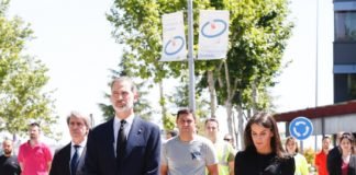 Los Reyes de España visitan un centro de logística clave en el abastecimiento durante la pandemia de coronavirus