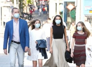 Don Felipe y Doña Letizia junto a sus hijas, la Princesa de Asturias y la Infanta Sofía, han asistido a la reapertura de los Teatros del Canal en apoyo a la cultura