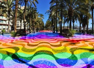 El Ayuntamiento de Alicante recibe el programa de actos a celebrar durante la semana del orgullo gay de manos del colectivo LGTBI