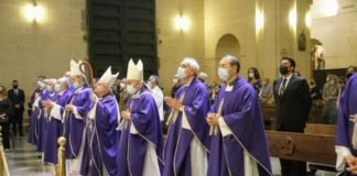 Gran participación institucional y social de Alicante en la misa por las víctimas del coronavirus