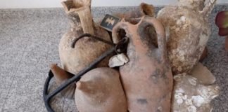 Cultura y la Guardia Civil de Alicante recuperan en Santa Pola trece ánforas romanas del siglo I