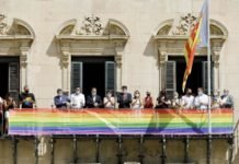 Alicante inicia la semana del Orgullo 2020 mostrando la bandera arco iris en el balcón del Ayuntamiento
