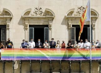 Alicante inicia la semana del Orgullo 2020 mostrando la bandera arco iris en el balcón del Ayuntamiento