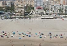 Un dron vigila las playas de Alicante para garantizar las medidas de seguridad