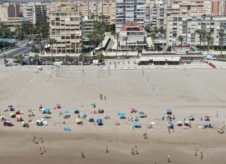 Un dron vigila las playas de Alicante para garantizar las medidas de seguridad