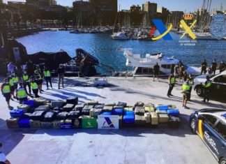 Policía Nacional y Guardia Civil interceptan en aguas próximas a Calpe un yate con 4.380 kilos de hachis