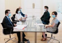Díaz Ayuso se reúne en Madrid con representantes de los MIR para abordar sus reivindicaciones laborales