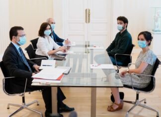 Díaz Ayuso se reúne en Madrid con representantes de los MIR para abordar sus reivindicaciones laborales