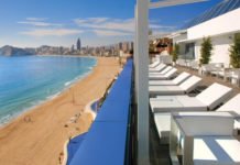 La cadena hotelera Magic Costa Blanca garantiza a sus clientes espacio en la playa de Benidorm este verano, con hamacas y sombrilla