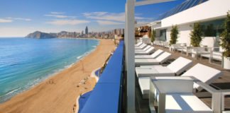 La cadena hotelera Magic Costa Blanca garantiza a sus clientes espacio en la playa de Benidorm este verano, con hamacas y sombrilla