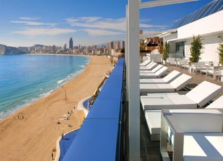 La cadena hotelera Magic Costa Blanca garantiza a sus clientes espacio en la playa de Benidorm este verano, con hamacas y sombrilla