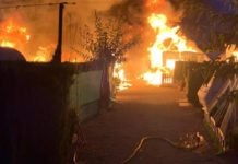 Los bomberos de Benidorm sofocan un incendio en un camping de la ciudad cercano a una gasolinera