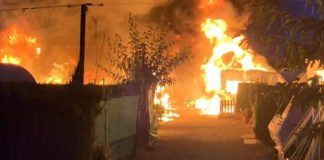 Los bomberos de Benidorm sofocan un incendio en un camping de la ciudad cercano a una gasolinera