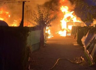 Los bomberos de Benidorm sofocan un incendio en un camping de la ciudad cercano a una gasolinera