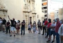 Alicante ofrece como atractivo turístico exposiciones de fotos e imágenes colgadas en balcones de edificios emblemáticos