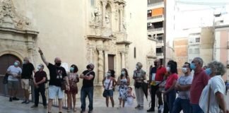 Alicante ofrece como atractivo turístico exposiciones de fotos e imágenes colgadas en balcones de edificios emblemáticos