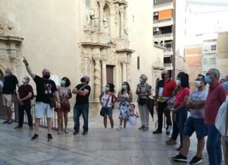 Alicante ofrece como atractivo turístico exposiciones de fotos e imágenes colgadas en balcones de edificios emblemáticos