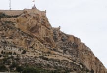Una grieta en el Monte Benacantil alarma a los vecinos del Casco Antiguo de Alicante
