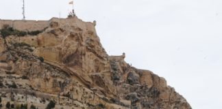 Una grieta en el Monte Benacantil alarma a los vecinos del Casco Antiguo de Alicante