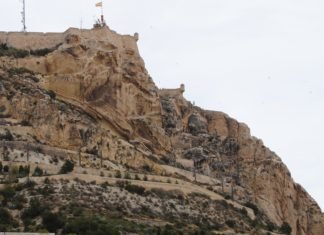 Una grieta en el Monte Benacantil alarma a los vecinos del Casco Antiguo de Alicante
