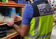 La Policía Nacional interviene casi 1.500 productos electrónicos falsificados en un almacén desde donde se repartían por locales de toda España
