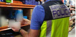 La Policía Nacional interviene casi 1.500 productos electrónicos falsificados en un almacén desde donde se repartían por locales de toda España