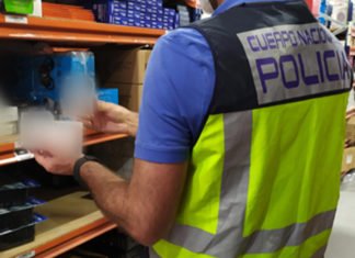 La Policía Nacional interviene casi 1.500 productos electrónicos falsificados en un almacén desde donde se repartían por locales de toda España