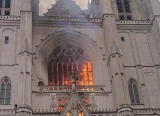 Los bomberos franceses controlan el incendio declarado en la Catedral de Nantes
