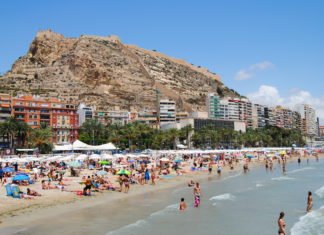 Las colillas se acumulan por miles a diario en las playas de Alicante