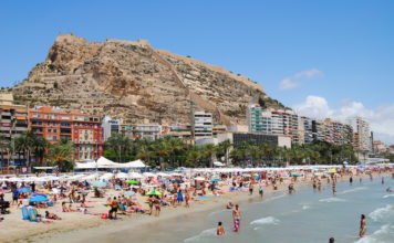 Las colillas se acumulan por miles a diario en las playas de Alicante