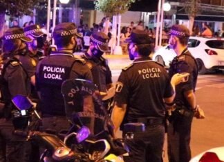 La Policía cierra cinco locales de copas y ataja cuatro «botellones» en las playas de Alicante