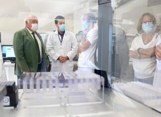 El Virgen del Rocío analizará 2.400 PCR más al día tras la puesta en marcha del nuevo robot Opentrons